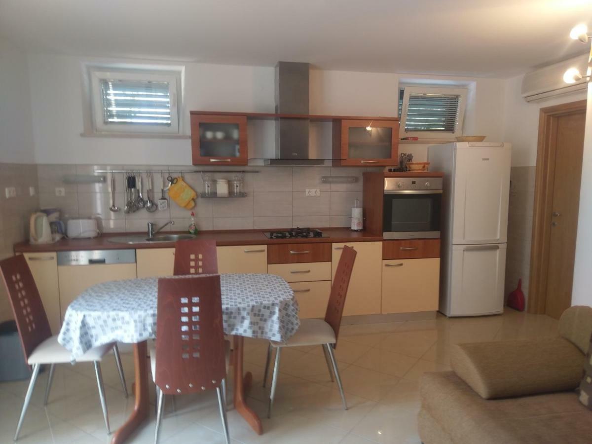 Apartment Lucija Betina  Buitenkant foto